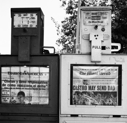 00年3月30日にマイアミで撮影した新聞の自動販売機。『The Miami Herald』紙と、スペイン語の『Diario Las Américas』紙。いずれもエリアン・ゴンサレスくん関連のニュースが１面トップだった。