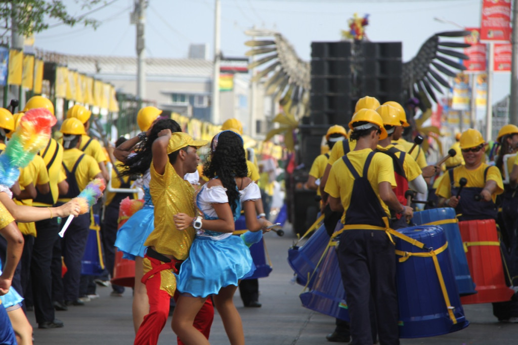カルナバルのパレード。ラティーノたちのエネルギーが爆発する