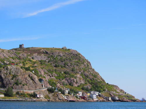 signal hill 世界で最初に海を越えて無線の受信に成功した場所で、島一番の観光名所です。 http://en.wikipedia.org/wiki/Signal_Hill,_St._John's